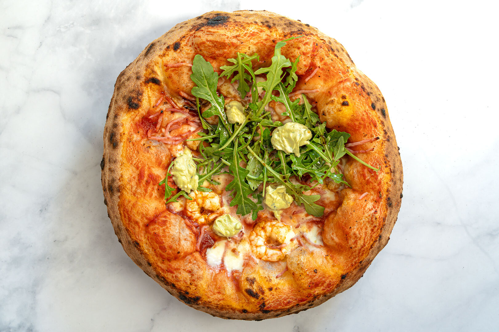 Surf'n Turf Pizza mit Garnelen, Schinken und Avocado-Creme