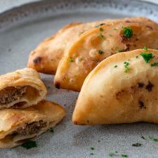 Selbstgemachte Tschebureki mit Hackfleisch-Zwiebel-Füllung