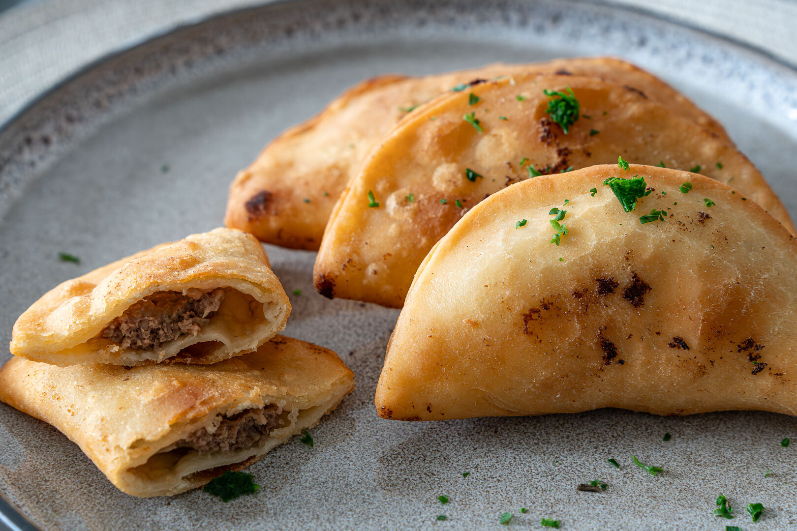 Tschebureki mit Hackfleisch-Zwiebelfüllung