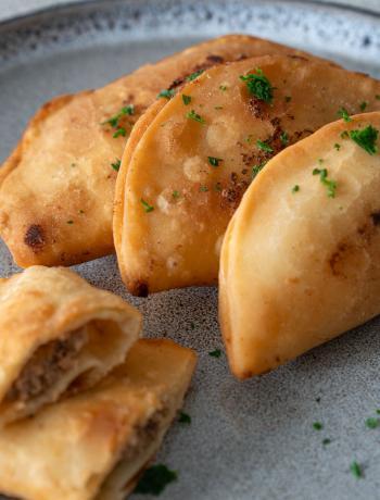 Tschebureki mit Hackfleisch-Zwiebelfüllung