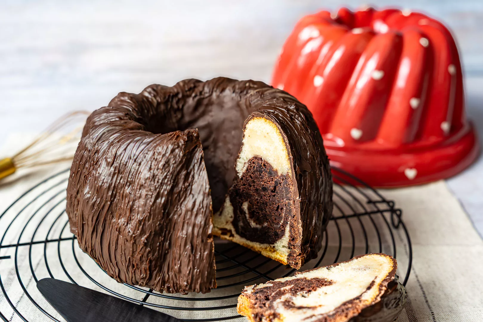 Marmorkuchen ohne Ei und besonders schokoladig und aus der Gugelhupfform