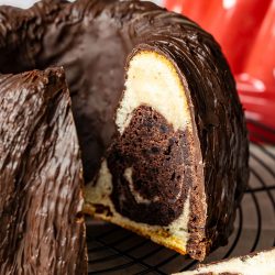 Marmorkuchen ohne Ei und besonders schokoladig und aus der Gugelhupfform