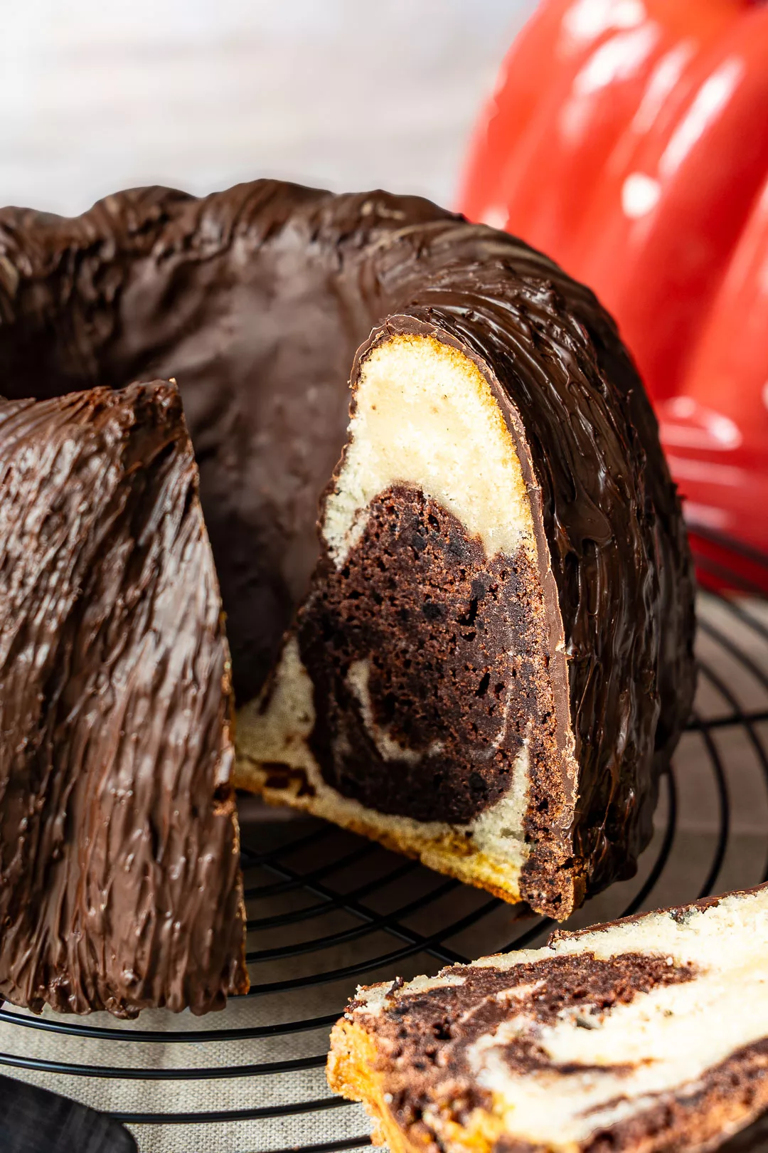 Marmorkuchen aus der Gugelhupfform angeschnitten auf einem Kuchengitter.
