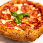 New York Style Pizza mit knusprigem Boden, Tomatensauce und geschmolzenem Käse auf einem Teller.