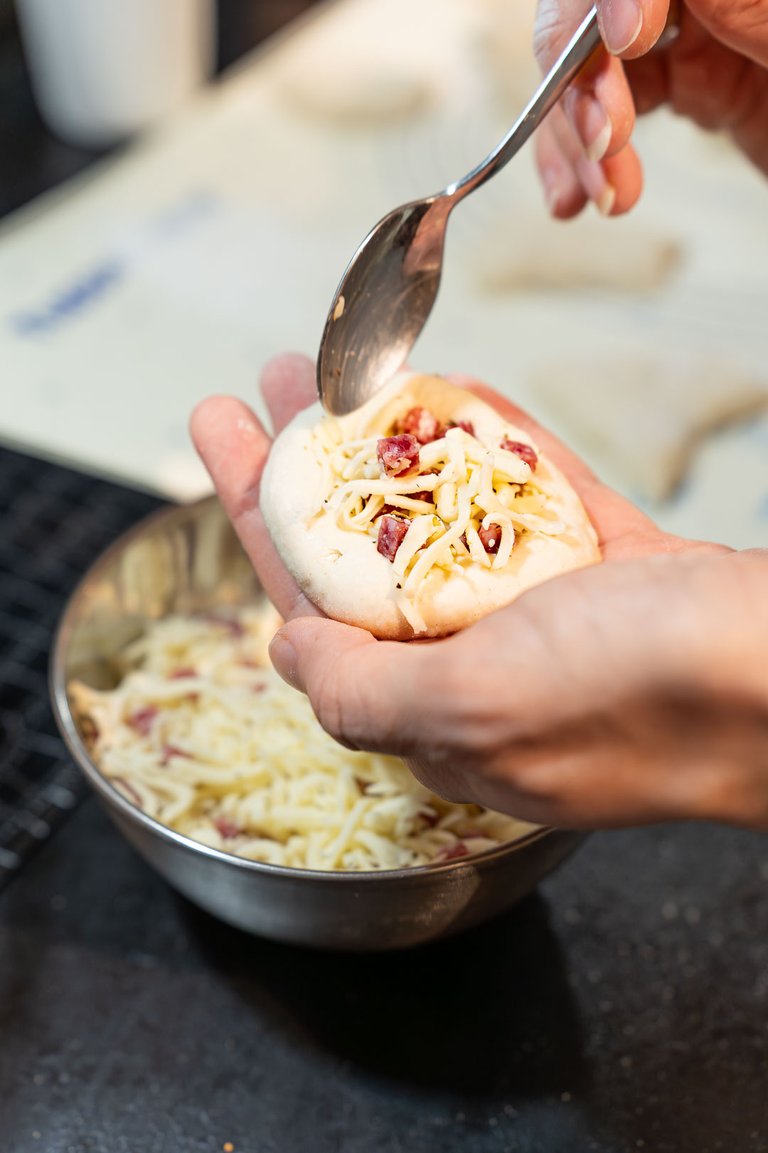 Anleitung Pizzabrötchen füllen 2