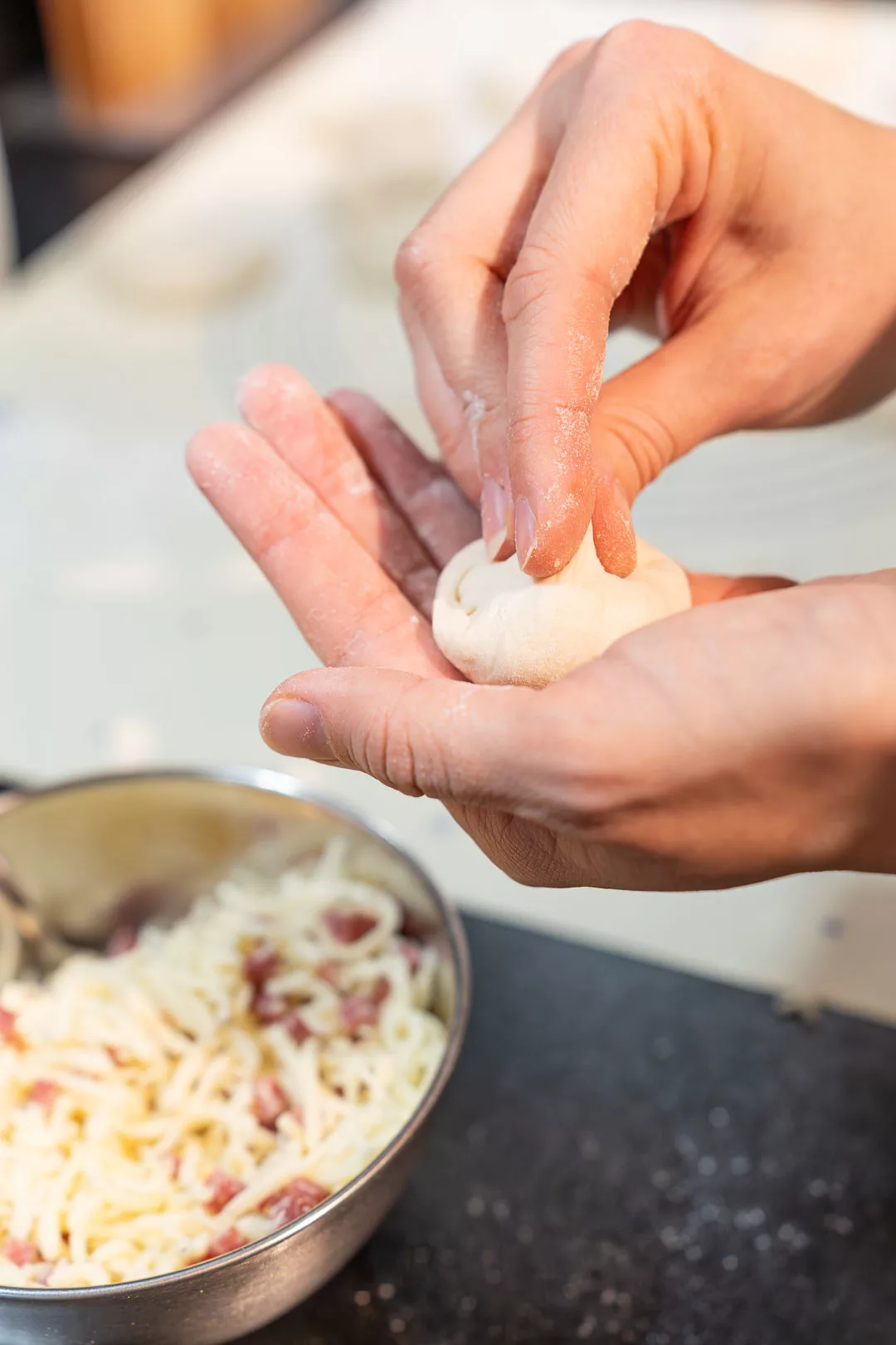 Anleitung Pizzabrötchen füllen 3