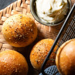 Ofenfrische Pizzabrötchen mit Mozzarella, Salami & frischer Limetten-Aioli