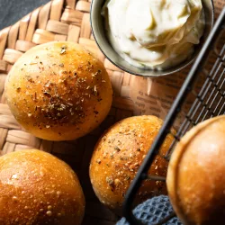 Gefüllte Pizzabrötchen mit Mozzarella, Salami & frischer Limetten-Aioli Ofenfrische Pizzabrötchen mit Mozzarella, Salami & frischer Limetten-Aioli