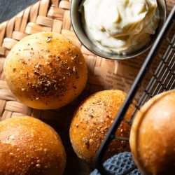 Ofenfrische Pizzabrötchen mit Mozzarella, Salami & frischer Limetten-Aioli
