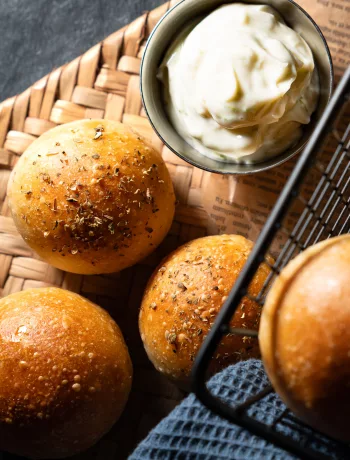 Ofenfrische Pizzabrötchen mit Mozzarella, Salami & frischer Limetten-Aioli