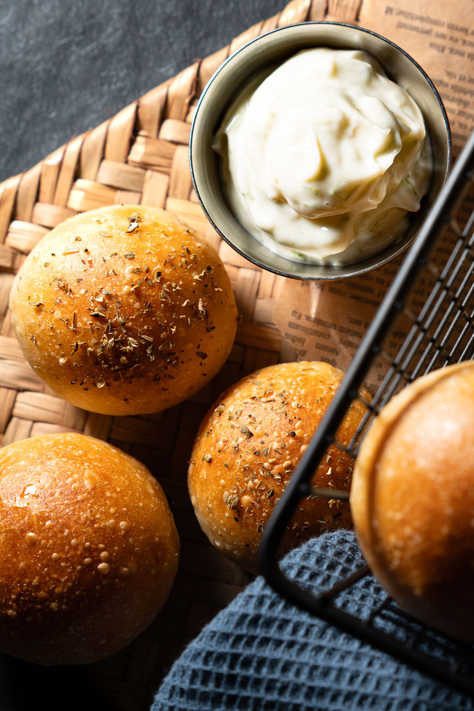 Ofenfrische Pizzabrötchen mit Mozzarella, Salami & frischer Limetten-Aioli
