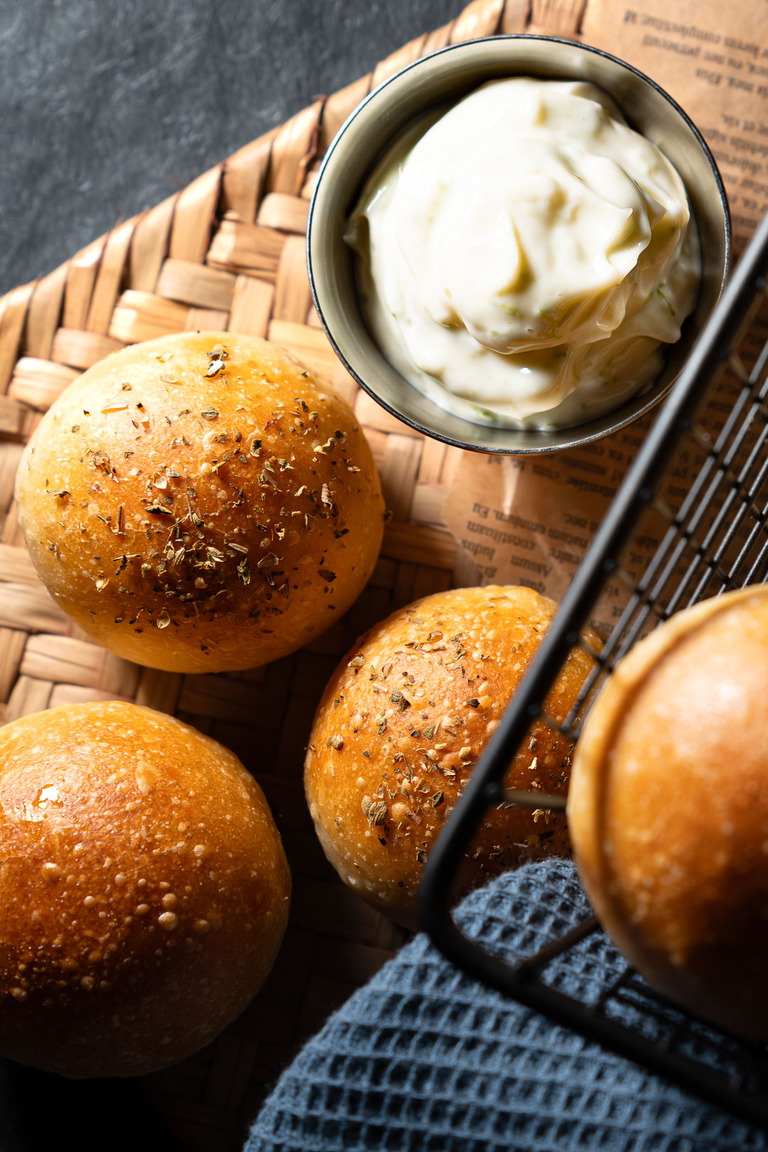 Ofenfrische Pizzabrötchen mit Mozzarella, Salami & frischer Limetten-Aioli