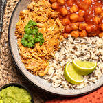 Proteinreiche Bowl mit Pulled Pork, Reis, würzigem Kichererbsen-Tomatensugo und Guacamole