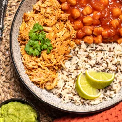 Pulled Pork Bowl – geniales Rezept mit Reis & Guacamole Herzhafte Pulled Pork Bowl mit zartem Pulled Pork, frischen Toppings, Beilagen und würziger Sauce in einer Schüssel serviert.