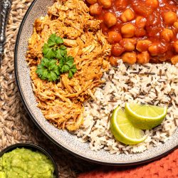 Proteinreiche Bowl mit Pulled Pork, Reis, würzigem Kichererbsen-Tomatensugo und Guacamole
