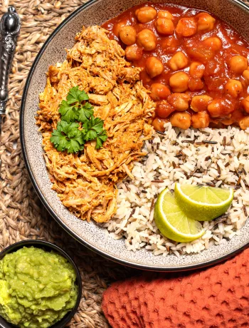 Proteinreiche Bowl mit Pulled Pork, Reis, würzigem Kichererbsen-Tomatensugo und Guacamole