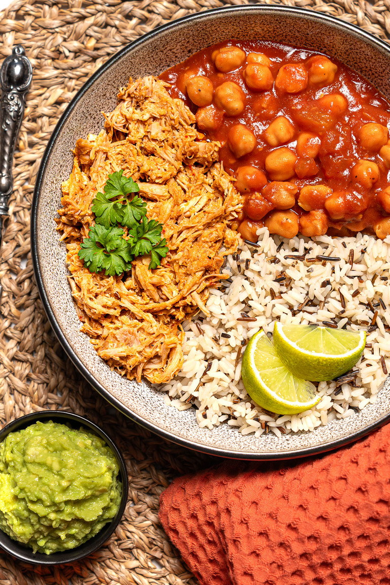 Proteinreiche Bowl mit Pulled Pork, Reis, würzigem Kichererbsen-Tomatensugo und Guacamole