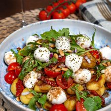 Gnocchi Salat mit Mini Mozzarella, getrockneten Tomaten und Rucola (in 20 Minuten fertig)