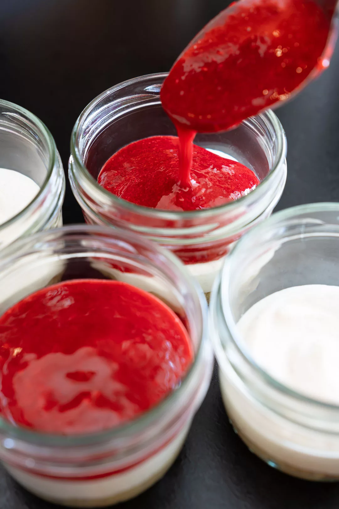 Schnelles Himbeer-Quark-Dessert im Glas mit cremigem Quark und fruchtigen Himbeeren, serviert als einfacher sommerlicher Nachtisch.
