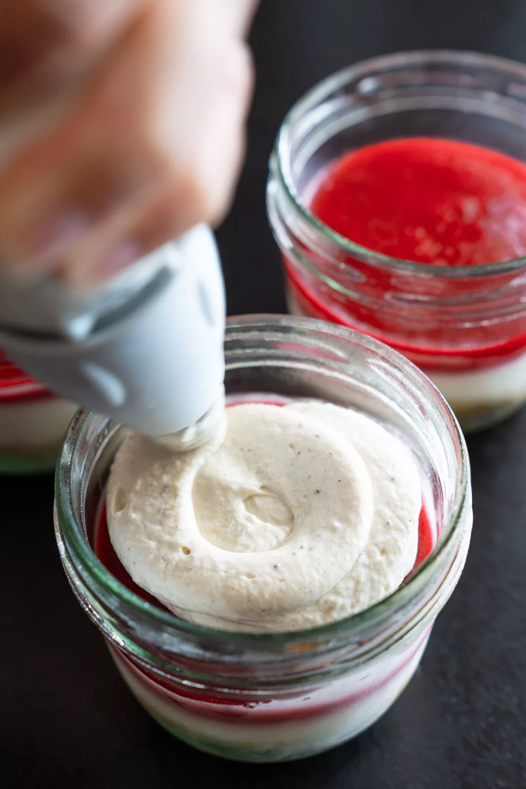 Cremiges Himbeer-Quark-Dessert im Glas mit fruchtiger Himbeerschicht, ideal als schneller und einfacher Nachtisch.