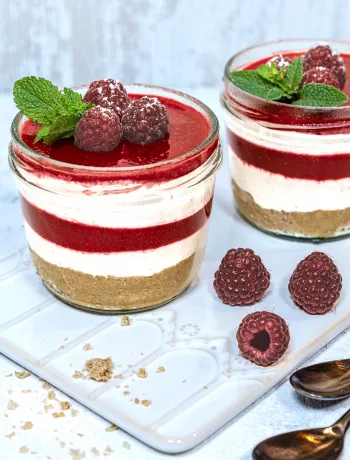 Schnelles Himbeer Quark Dessert im Glas mit cremiger Quarkschicht, fruchtigen Himbeeren und dekorativem Topping.
