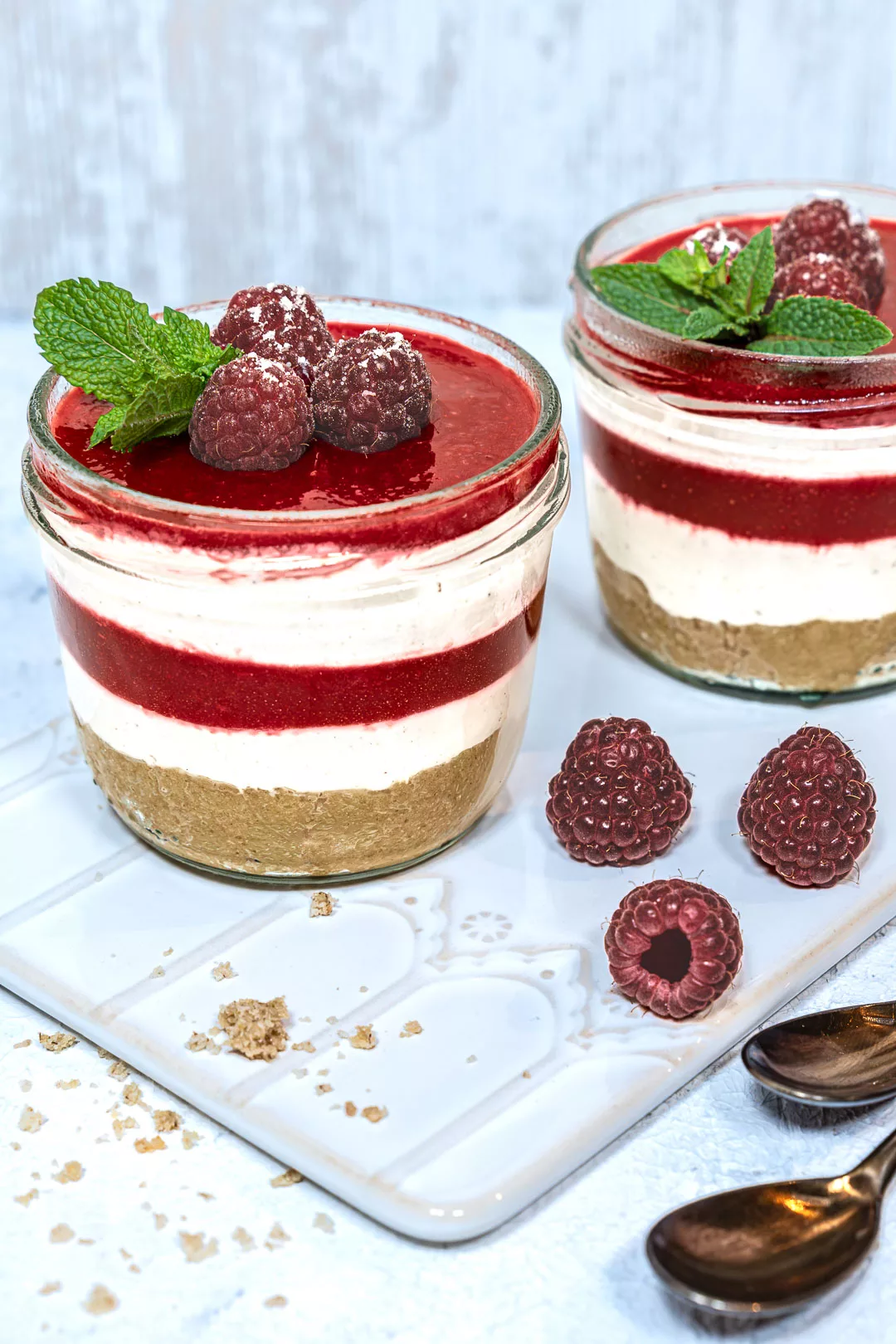 Schnelles Himbeer Quark Dessert im Glas mit cremiger Quarkschicht, fruchtigen Himbeeren und dekorativem Topping.