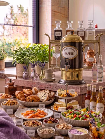 Frühstück & Brunch mit Kaffeetasse, Croissant und Frühstückszutaten auf Holztisch.