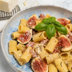 Pasta mit Feigen und Salsiccia: Unser 20 Minuten Geheimrezept Pasta mit frischen Feigen und gebratener Salsiccia serviert auf einem Teller.